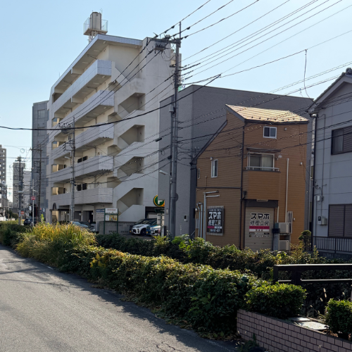 { 70ｍくらい進むと当店が右側に見えますがそのまま直進してください（左側に熊谷法務局が見えます） }